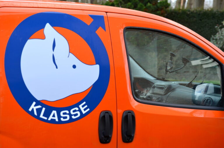 auto met KLASSE logo, banner financieel administratief medewerker